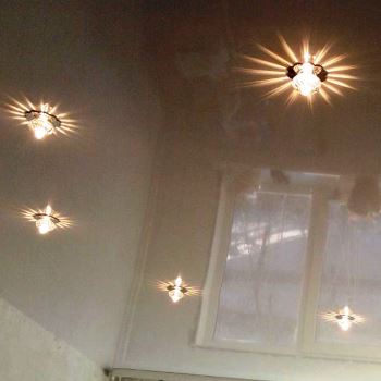 Светильники на потолок.